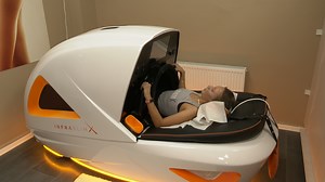 Az egyik legmodernebb sportolási eszköz napjainkban az InfraslimX, mely nem más, mint egy infra bicikli. Szentesen a Kossuth utcán októberben nyílt az InfraslimX és Szolárium Szentes. Ott jártunk, kipróbáltuk és hagytuk magunkat meggyőzni a fogyás és az alakformálás legújabb fogalmáról. 17 perc alatt kétszer annyi kalória égett el, mint egy hagyományos futás alkalmával. Mindezt még különféle krémekkel, kiegészítőkkel is elősegíthetjük. Mindig van akció, nyereményjáték és egy figyelmes, kedves sz