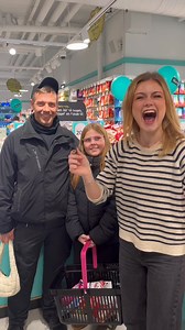 NORMAL åbner på Amagerbrogade i København den 17. december - og DU kan godt glæde dig!🥳 Kl. 09.00 skal du stå klar til åbningen af den nye butik, hvor du kan forvente: 🎁 500 goodie bags 🍬 Smagsprøver og samplings i løbet af dagen 📦 Vind-en-palle-konkurrence med NORMALE varer! 🎟️ En heldig kunde vinder en TADAAA-billet til en værdi af 2497 kr. 🎧 DJ og masser af god stemning 📍 Amagerbrogade 92, 2300, København S 📅 Onsdag den 17. december 🕗 Åbningstid: 09:00– 20:00 Følg os for flere opdate