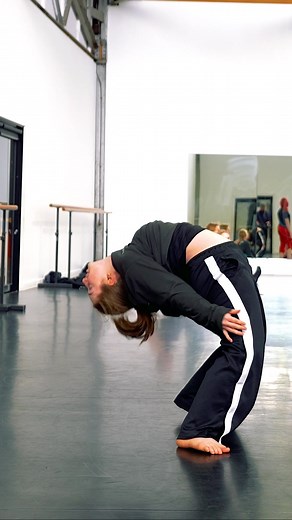ATTENTION !! Our Contemporary cohort always expanding their craft in a multitude of techniques and skills. 👌 This clip from Kimball Wong’s tumble class this term. These awesome emerging artists are always dedicated, curious and creative at the highest level. 👏 For more information regarding our highly successful courses head to our website www.transitdance.net or link in bio. 🫶 #dance #transitdance #contemporarydance #tumbling #acrobatics