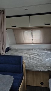 Caravane Neuve Modèle: Alba 486 3 packs chauffage 6 places Marque: Caravelair Chambres: 2 Description: Avec auvent pvc tout détachable ou store extérieur, carrosserie entièrement polyester renforcé, frigo, double vitrage, combinés stores et moustiquaires, réservoir d'eau propre avec remplissage de l’extérieur, 1080 kilos a vide 1200/1500 en charge au choix. Ce modèle bénéficie du pack safety anti lacets alko 3004, amortisseurs, roue de secours des 4 vérins renforcés, et du portillon latéral 100 