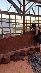 Estamos erguendo as paredes de um Shala Yoga em taipa de mão/pau a pique. Conto com a colaboração do Alex, Alexandre, João Vitor e Clara. O projeto é da @tuamimatielo do @ateliedacidade_ | Bioconstrução Guaraciaba