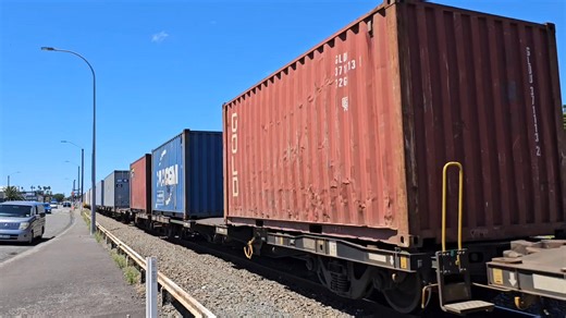 620 arriving in Napier South very late today with a very big train of 1 40 foot container, 1 empty container wagon, more containers and 3 curtainsider wagons. 9636 providing the power to Napier. It was 591 metres long and 1352 tonnes today. Thanks to the friendly loco driver who gave me a friendly toot on the airhorn as 620 was closer to me. Once again it gets a very big 10 of 10 from me today. | Kiwirail Freight Train Action in Napier