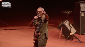⚡️Throwback to the incredible finale of this year's atlântico festival featuring Gilberto Gil! With his trusty guitar slung over the shoulder and joined by several of his family members, the Brazilian icon demonstrated his unwavering commitment to music. We're immensely grateful for this unforgettable performance. | Philharmonie Luxembourg