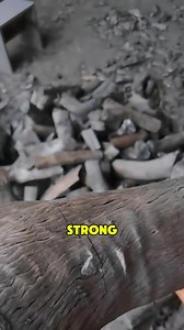 This ancient technique of making fruitwood charcoal has been passed down for nearly a thousand years, and its steps are full of wisdom. First, craftsmen carefully choose the right fruitwood, then place the logs neatly inside a kiln. After that, they seal the entrance tightly with bricks and clay so that almost no air can enter. When everything is ready, they start heating the kiln from the bottom. It isn’t a blazing fire that burns the wood directly. Instead, the wood is slowly heated in a low-o