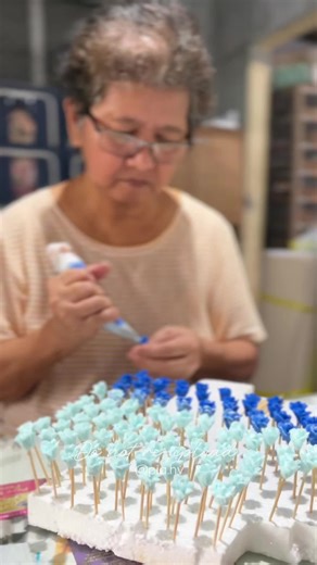 Mastering Royal Icing Mini Flowers for Cakes