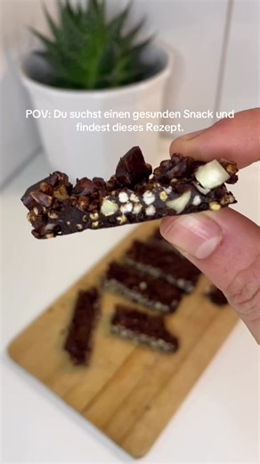 Diese Quinoa Bites erinnern daran, dass bewusste Ernährung nicht kompliziert sein muss – sondern einfach lecker. Hol dir den Crunch, der dich durch den Tag trägt, und genieße jeden Moment ganz bewusst. 💫 Zutaten: -50g Schokolade -ca. 10g gepufftes Quinoa -50g gehackte Mandeln Zubereitung: 1) Schmelze die Schokolade und mischen anschließend die restlichen Zutaten dazu 2) Gib die Masse in eine Form und stelle sie kalt 3) Jetzt kannst du sie in deine gewünschte Form schneiden und genießen ! ☑️Spei