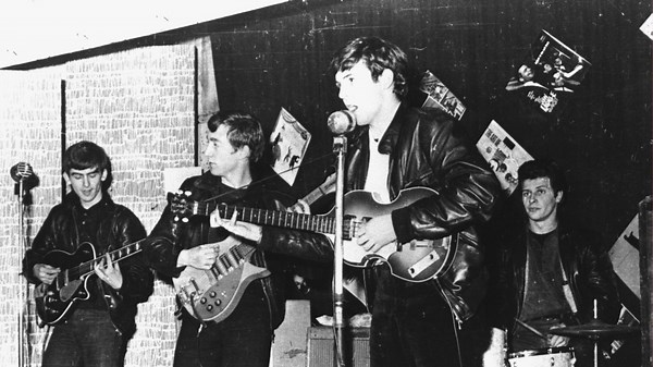 Pete Best, le destin du premier batteur des Beatles lâchement détrôné - RTBF Actus
