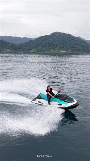 cuman 350rb include dokumentasi pake drone dh bisa main jetski se asik ini yakin kalian gak mau nyoba? yang mau healing ke pulau mau dpat dokumentasi bgus dan liburan nya seru wajib boking kapal sma mimin. info boking kapal dm wa mimin yg ada di bio🙏🏻 #pulaumandeh #wisatasumbar #sumbarrancak #sumbar #viraltiktok