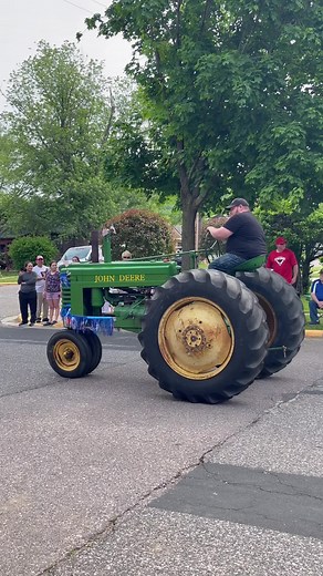 John Deere A in the Memorial Day parade | Farm Stock Tractor Pullers