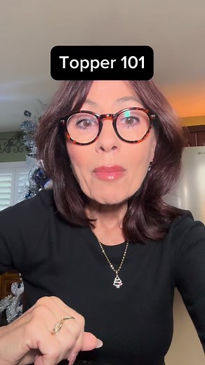 I’ve been getting so many questions since everyone’s putting up their Christmas tree now, so here is my topper advice. If you haven’t started yet, save it to your file! #christmastreedesigner #christmasdecor #tips #christmastreedecorating #tutorials | Deck.your.decor