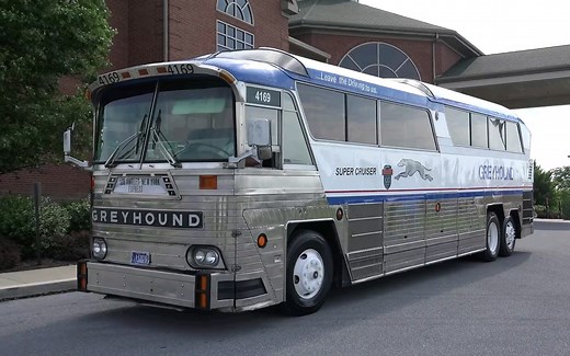 还能动的1970年的MCI MC-6灰狗巴士