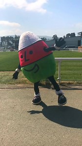 4.9K views · 148 reactions | Mistar Urdd yn dathlu bod yr haul allan o’r diwedd!  Mr Urdd celebrating that the sun is out at long last!  Bendant yn arwydd o wythnos dda o'n blaenau yma yn Llanelwedd! Dewch â'r teulu ac ymunwch â ni! A very good sign for the week ahead here in Llanelwedd! Bring the family and join us! | Eisteddfod yr Urdd | Facebook