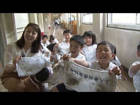 "Clean your mind through cleaning" Elementary school students learn tips for mopping in Takamatsu...