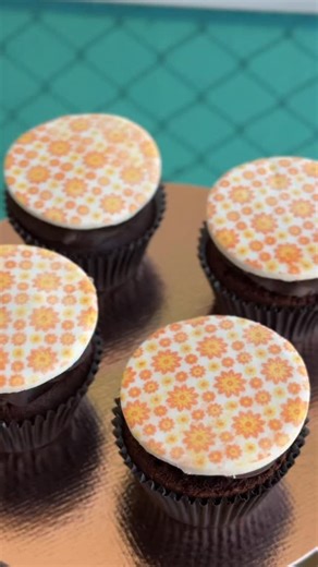 Gustavo Ono | Chocolate | Cursos on Instagram: "✨ Cupcake de cacau com recheio e decoração impecáveis ✨ Hoje te mostro o passo a passo desse cupcake de cacau super fácil, com massa macia, recheio generoso de doce de leite e ganache cremosa, finalizado com uma decoração que valoriza totalmente o produto 🧁🍫 O toque especial fica por conta da folha de transfer da @stalden.decor, que transforma o cupcake em uma peça linda, profissional e perfeita para encantar. 📋 Receita do cupcake de cacau 100 g