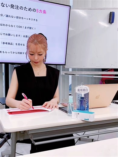 🥐住谷杏奈/ANNA SUMITANI🥐🇯🇵 on Instagram: "･ "住谷杏奈監修 商品企画開発科コース"の授業👩‍🏫 @blea_official 先生の日です👩‍🏫✍🏻📄 ･ 今回の授業は、いつもと違ってスペシャルな日✋ 大阪からとても信頼している化粧品工場の社長と 研究室のスペシャリストを特別ゲストとしてお招きして、 生徒たちの質問に丁寧に答えていただきました🙋‍♀️ ･ コース卒業までに、こちらの工場で、 生徒達が自分で企画したコスメを商品化するの- ̗̀🎁 ̖́- ･ 自分で言うのもあれだけど、夢のようなコース🥹 私も若い時にこんな学校の授業、受けてみたかったな☺️ ･ 今回も @kaoruyamazaki906 さん サポートありがとうございました☺🙏✨"