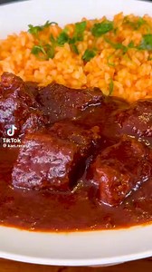 Chile Colorado🤩 El Chile Colorado es un clásico delicioso de la cocina Mexicana. Se sirve en bodas, en burritos, tacos y tostadas. A mí me encanta acompañarlo con arroz rojo, frijoles refritos y unas ricas tortillas de harina. CHILE COLORADO – INGREDIENTES: Para la carne: ► 1.5 kg de carne de res (chambarete sin hueso) ► 4 cucharaditas de sal 1 cucharada de pimienta negra 3 cucharadas de harina Para la salsa: ► 750 ml de agua (para cocinar los chiles) 3 chiles anchos 7 chiles guajillos 1/4 de c