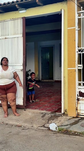 Cuado se portan mal les llega el depredador 🤣🤣#usa🇺🇸 #corovenezuela🇻🇪 #humor #depredadorhumor