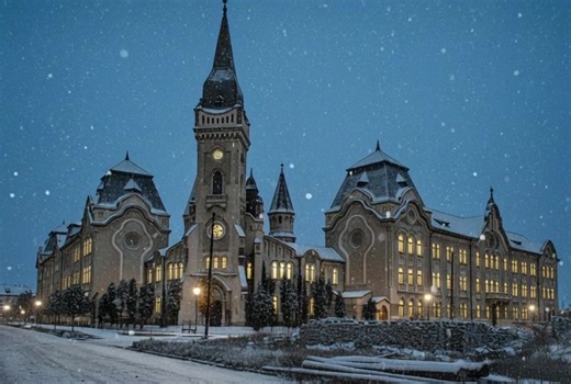 Complexul Piarist din Timișoara a fost construit după planurile arhitectului László Székely, antreprenor fiind arhitectul Arnold Merbl. Clădirile au fost construite între anii 1907 și 1909 iar ulterior, în anul 1912, are loc și sfințirea capelei. ©️ Banatul de altădată / Flavius Sebastian / 2026 | Banatul de altădată