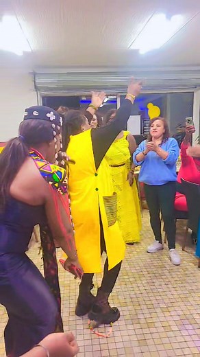 UNE CORÉGRAPHE PROFESSIONNELLE Maman YVETTE TASSEMBEDO en pleine démonstration des différents pas de danse burkinabé. MERCI A VS. toujour BORDEAUX (MARMANDE) vidéo 11 | Wendy