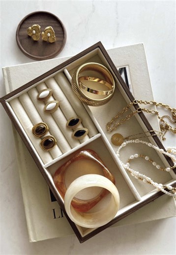 It’s time for a jewelry box refresh, fall edition 🍂✨ Shop your favorites online anytime at blushandbliss.co 🤎