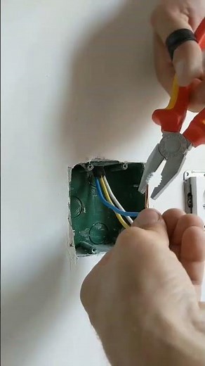 Installing a socket on the hob#shorts