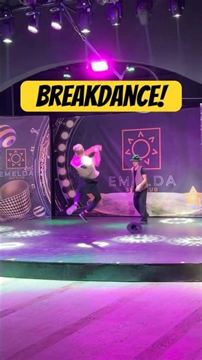 Unglaubliche Break-Dance Moves und zwei wirklich starke Tänzer sind hier auf der Bühne zu sehen!