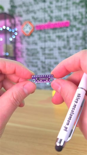 To jest precyzyjny ADS1115: 16 bitów, 4 kanały analogowe lub 2 różnicowe i I2C z czterema adresami, więc spięcie kilku sztuk na jednej magistrali to żaden problem. Ustawiam wbudowany PGA nawet na 16×, a adres wybieram pinami A0–A3. Do 860 próbek na sekundę i delta-sigma — bez kosmicznych megasampli, za to z dokładnością, której potrzebujesz. Podpinam go do Arduino, ESP32 czy Raspberry Pi i mierzę malutkie sygnały tam, gdzie wbudowane ADC nie dają rady. Uważaj na „malowanki” ADS1015 udające 1115 