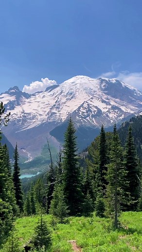 Mesmerizing Views of Mount Rainier in Washington