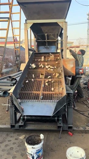 40-type single-layer vibrating screen undergoes factory testing.#Vibratingscreeningmachine #machine