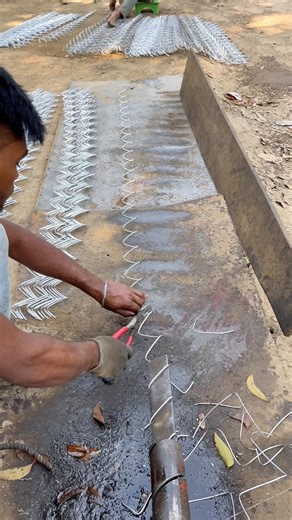 Amazing cutting skills gi wire Bauandary #giwire #wireworks #wirecutter #machine