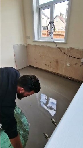 Screeding (How To Apply Self Levelling Compound)
