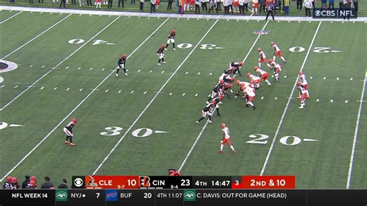 Kareem Hunt's massive hurdle attempt vs. Hilton doesn't end well