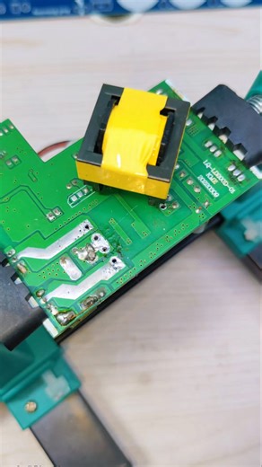 Andi Distorsing on Instagram: "How to remove the ferrite transformer on a power supply with simple tools #desoldering #tips #remover #transformator #psu #simple #tools"