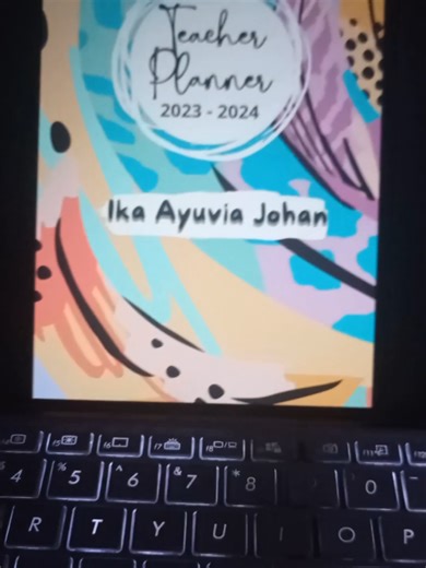 Guru juga butuh planner biar hidup nggak ribet 😎📖✨ Di video ini aku tunjukin gimana Teacher Planner bisa bikin jadwal ngajar lebih teratur, ide-ide nggak hilang, dan kerjaan jadi lebih gampang. Nggak cuma rapi, tapi juga estetik ala Canva AI! 🌸💡 Pokoknya belajar ngajar jadi lebih smooth, nggak pusing lagi mikirin deadline. Yuk cobain cara baru biar teaching life makin kece 🚀✨ #teacherplanner #GuruKreatif #FYP #BelajarAsik #PlannerEstetik