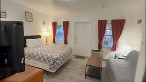 🌴☀️ Studio 325 – Richard’s Motel Extended Stay | Hallandale Beach, Floride 🇺🇸 Vous cherchez un studio confortable et entièrement rénové pour votre séjour au soleil? 😎 Découvrez notre studio moyen #325 — une unité bien équipée avec vaisselle complète, cafetière, micro-ondes, chaudrons et tout le nécessaire pour cuisiner et relaxer comme à la maison 🏡✨ Sur place, profitez d’un magnifique décor tropical 🌺🌴 avec : 🔥 Barbecues 🎯 Jeux de shuffleboard 🚗 Stationnement inclus 📺 Chaînes de télé