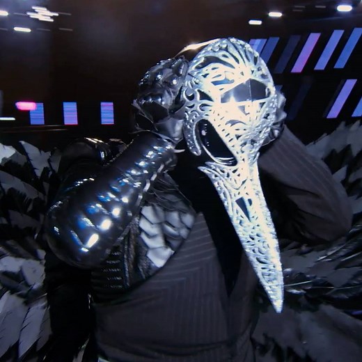 Emmy award-winning talk show host, Ricki Lake was revealed to be Raven! 🐦 | The Masked Singer