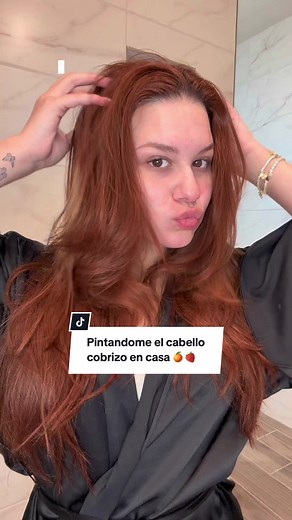 Cómo aplicar el toner para cabello cobrizo en casa