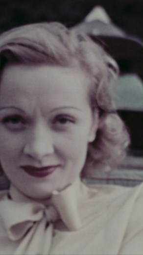 📽️ Ein durchdringender Blick sagt mehr als 1000 Worte in diesem Zusammenschnitt aus den Homevideos von #MarleneDietrich und ihren ✨ Lovers & Friends ✨. Von Bootsausflügen auf der Themse mit Schauspieler und Lover Douglas Fairbanks Jr. und entspannten Momenten mit der vielleicht größten Liebe, dem Schauspieler Jean Gabin bis hin zu Tennismatches mit Frank Lawton (Schauspieler). Marlene auf dem Segelschiff mit Schnellbootfahrerin Marion Barbara (Joe) Carstairs und seltene Aufnahmen von John F. Ke