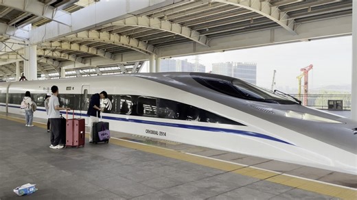 2025年12月1日，G2934（桂林北-汕头）深圳坪山站进站。本务广铁广九段CRH380AL-2914。