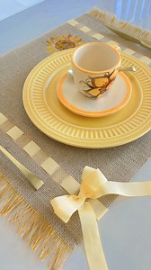 🎀✨ DIY Lugar Americano de Juta com Laços e Fitas Uma proposta simples, rústica e cheia de significado — daquelas que aquecem o coração enquanto enfeitam a casa. Você sabia que o simples ato de criar com as mãos pode acalmar a mente e nutrir a alma? Essa peça nasceu assim — entre respirações lentas, fios de juta e aquele silêncio gostoso de quem está 100% presente no processo. 🌾🧘‍♀️ Comecei protegendo as extremidades da juta com fita crepe, um truque simples que evita o desgaste do material e 