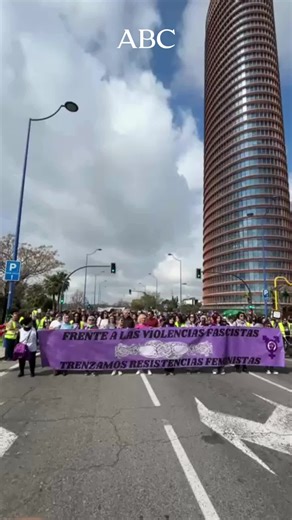 🟣 Las manifestaciones del 8M en Sevilla ponen de manifiesto la división de los movimientos feministas. Dos grandes comitivas atraviesan las calles de la ciudad. Una, desde Torre Sevilla hasta San Telmo, y la otra desde la Plaza Nueva hasta la Alameda. 📌 Sigue leyendo en ABC de Sevilla. #8M #díainternacionaldelamujer #sevilla