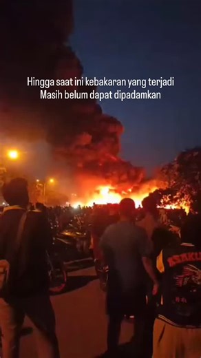 Info Kota Batam on Instagram: "Hingga saat ini kebakaran yg terjadi di tanjung uncang masih belum dapat dipadamkan. Semoga tidak ada korban jiwa ➖➖➖ 📷 @ir_sal14 ➖➖➖ How to get feature : Follow and tag us ✨🌏 ➖️➖️➖️ #jelajahbatam #seputarbatam #tengokbatam #pesonabatam #batamdaily bataminfo"