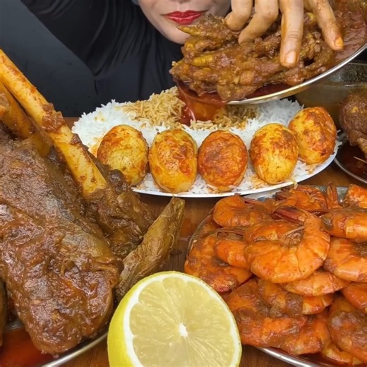 ASMR: EATING SPICY CHICKEN FEET🔥 BASMATI RICE || #shorts #mukbangn#asmreating #mukbangasmr #asmr