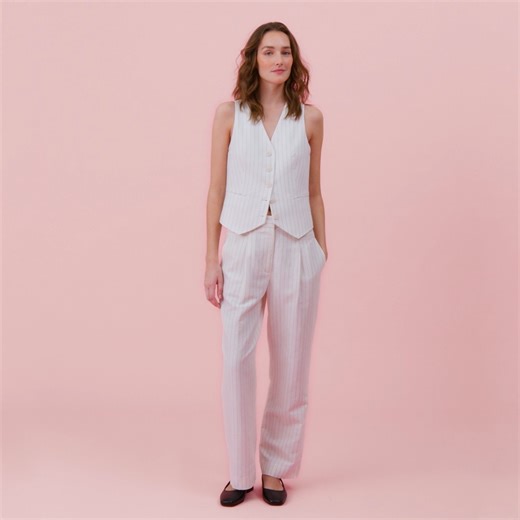 NOVA COLEÇÃO ✨ Descubra os nossos "tailleurs", com matérias estruturadas, indispensáveis no guarda-roupa da nova estação. Coleção La Redoute Intérieurs. ⁣ Look 1:​⁣ Colete de fato 350334410 Calças direitas 350334421 ⁣ Look 2: ​⁣ Blazer 350333790 Calças cigarette 350336399 Chinelos 350337228 Look 3: ​⁣ Blazer 350333784 Calças cigarette 350293900 #novacoleção #newcollection #moda #ootd #roupasfemininas #modamulher #modaprimavera #primavera #inspiracao #tendencia2024 #inspiration #goodvibes #promo 