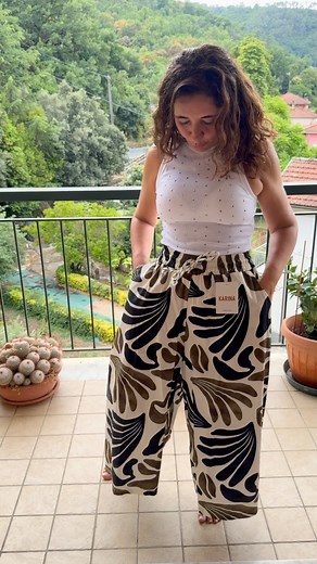 Donna Moderna on Instagram: "Modelo pantalón Ancho 🇮🇹🥰 Hola Chicas! Les muestro ahora este modelo, son un poco más anchos a los anteriores que he subido. Personalmente me encanta este estilo, son extremadamente cómodos y lindos. ¿Te gustan estos modelos? - #pantalon #moda #nuevacolección #italia #chile"