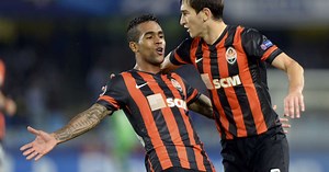 Manchester perde gols incríveis, mas vence; brasileiro brilha no Shakhtar