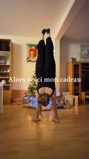 Claire | Handstand Coach on Instagram: "JOYEUX NOËL !! Je vous offre mon plus beau cadeau !!! Tous mes programmes gratuits du 1er au 7 Janvier ! Pour y accéder, écris GRATUIT et je t’envoie le lien pour t’inscrire 🔥🎁🎁🎁"