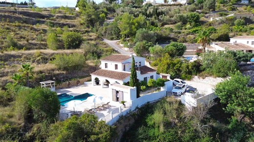 Deze prachtige finca ligt in een rustige vallei. Een oase van rust. Het Spaanse dorpje Benissa is vlakbij. Binnen 10 minuten ben je op het strand. Genieten! https://casascostablanca.nl/nl/vastgoed/RS61466_finca-landelijk-benissa/ Link in bio. Referentie: RS61466 | Casas Costa Blanca