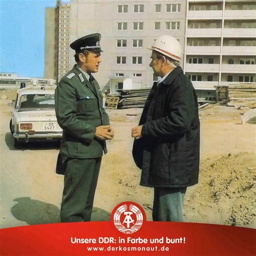 SCHNAPPSCHUSS: "Volkspolizei überprüft die Baustelle (1980er)" 😚 Schon wieder ein graues DDR-Bild mit trister Betonstimmung? Nicht bei uns! Denn: Unsere Kindheit war bunt – und selbst Baustellen hatten irgendwie ihren eigenen Charme. 🧱🚧 Hier war die Volkspolizei nicht nur auf Streife, sondern auch mal ganz genau am Zement. Ob alles seine Ordnung hatte? Wer weiß. Aber eines ist sicher: Die Fotos waren in Farbe. Also… wenn Michael den Farbfilm dabeihatte. 😉 | Rezepte aus der DDR & Freundesland