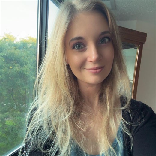 I was officially diagnosed with Lipedema by a vascular surgeon in 2023, and this is what it looks like on me. 💡 Getting a proper diagnosis: The best specialists to see are vascular surgeons, lymphatic specialists, or doctors familiar with fat disorders. Before your appointment, bring photos of your body over time, a list of symptoms (pain, heaviness, swelling, easy bruising, family history), and be ready to explain how your legs/arms feel day to day. Many doctors are unfamiliar with Lipedema, s